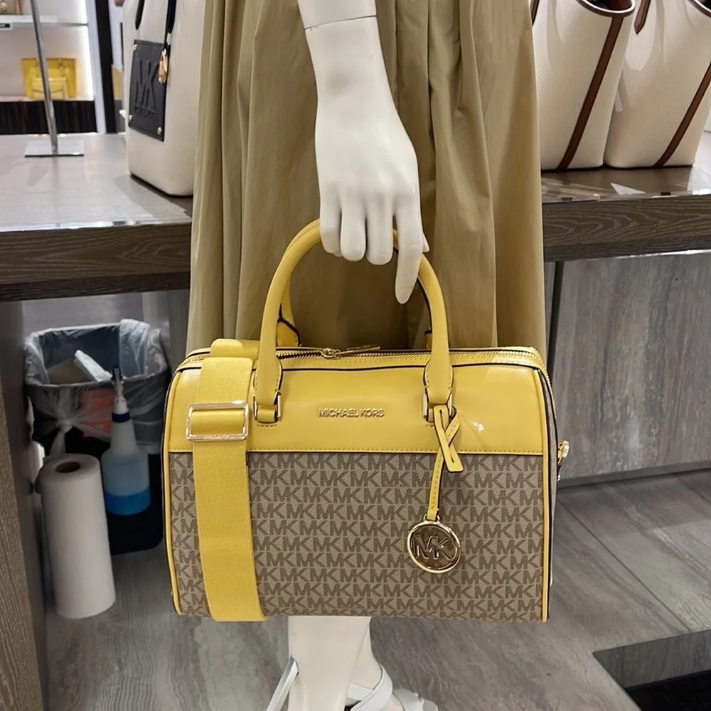Michael Kors med Duffel Travel Leather/Coated
35S2GTFU2B
DAFFODIL
MD DUFFLE
NWT - Picture 16 of 16